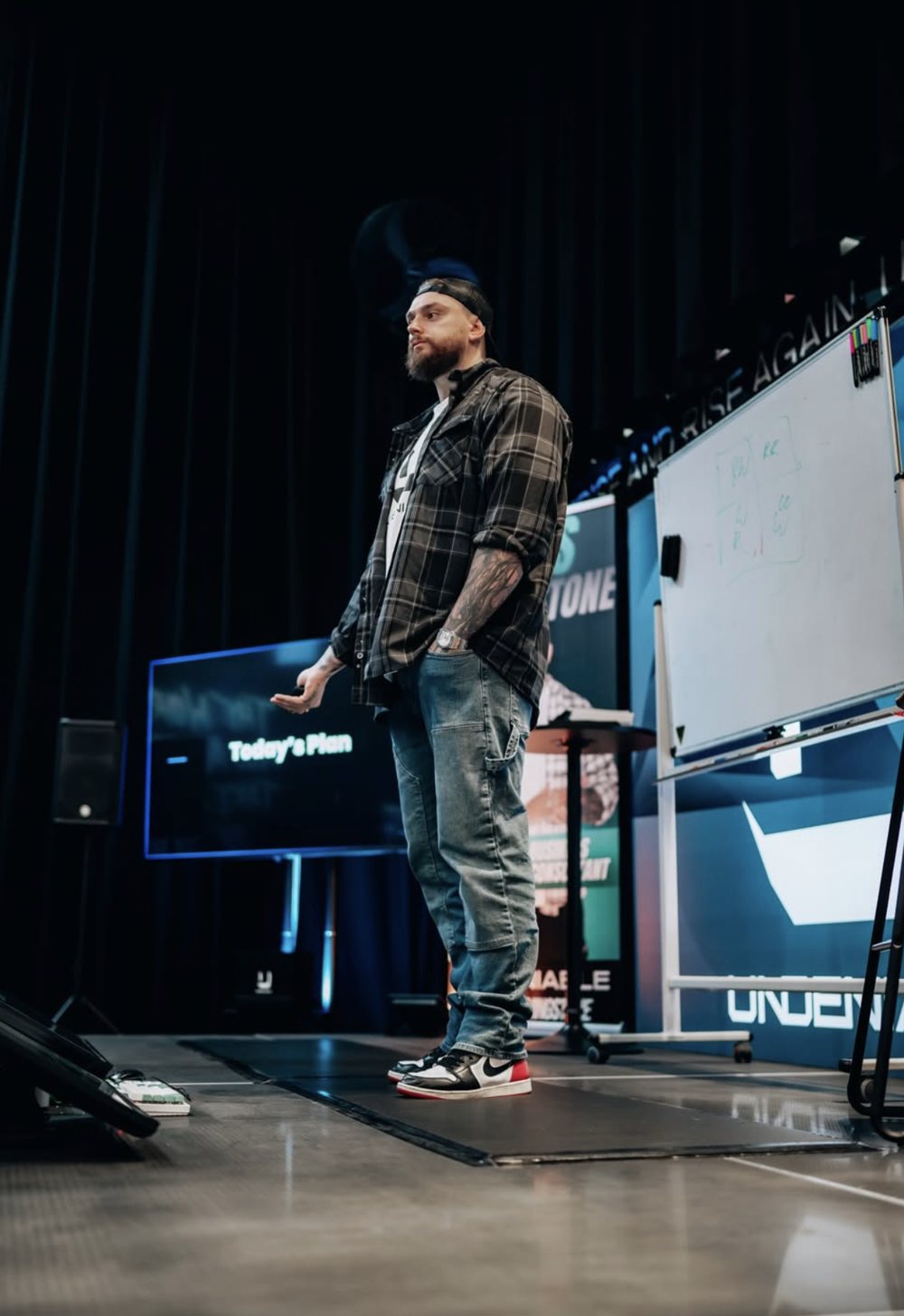 Rhys Livingstone presenting live on stage at the UND Workshop